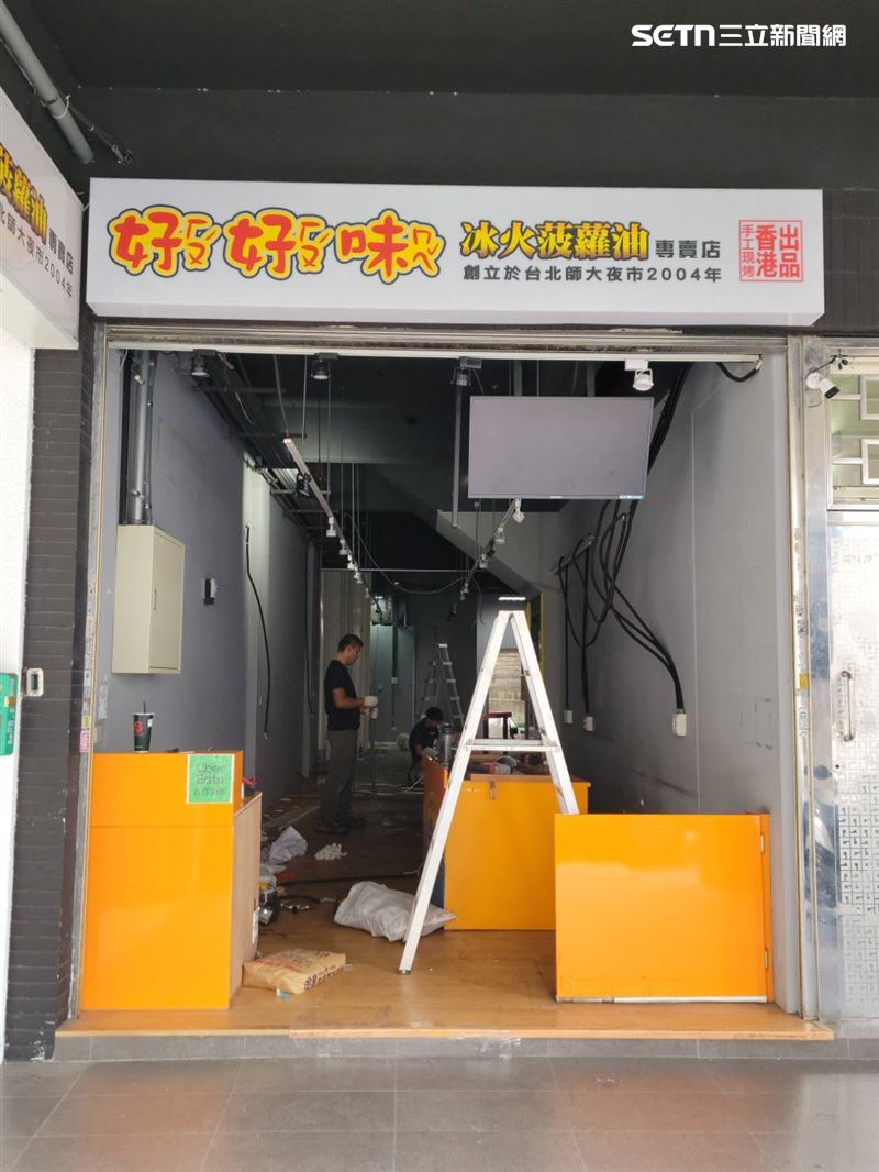 逢甲商圈「好好味冰火菠蘿油」無預警停業，怒掛帆布控訴租金漲兩倍，做不下去。（圖／翻攝畫面）