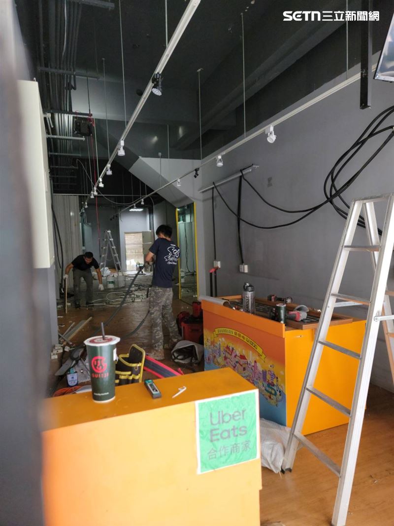 業者3日掛帆布控訴租金漲兩倍，做不下去；4日火速拆除店內裝潢。（圖／翻攝畫面）
