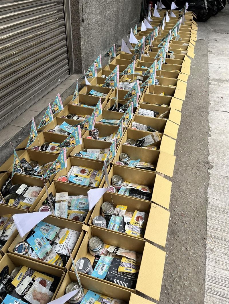 中元普度期間廟方準備毛孩點心與罐頭為普度品。（圖／翻攝自臺中復興宮粉絲專頁）