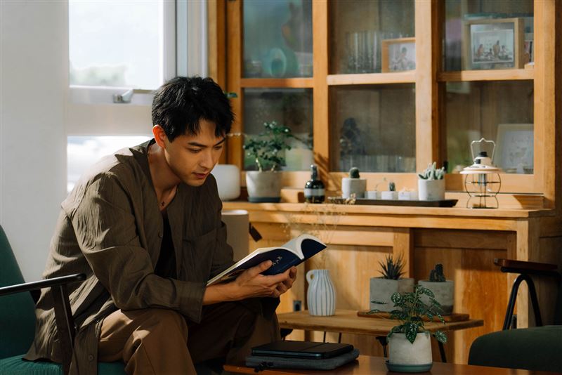 連晨翔飾演才華洋溢又極具幽默感的帥哥作家「葛利路」。（圖／公視+提供）