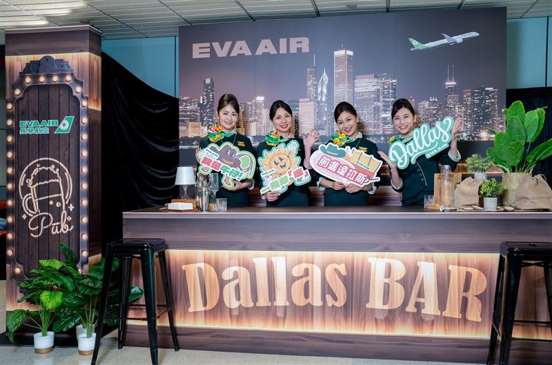 長榮航空3日開航桃園-達拉斯航線，特別將桃園機場登機門打造成具有德州特色的鄉村風格酒吧，讓搭乘首航班旅客拍照打卡拿好禮。(圖／長榮航空提供)
