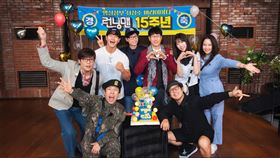 《Running Man》歡慶15週年，成員都穿著15年前服裝。（圖／中天綜合台提供） 