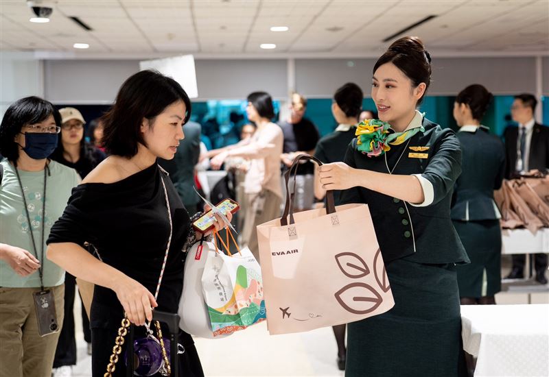 長榮航空準備首航限定好禮「Dallas丹寧棒球帽」，送給每位搭乘桃園-達拉斯首航班的幸運旅客，成為接下來旅程的時尚穿搭配件。（圖／長榮航空提供）