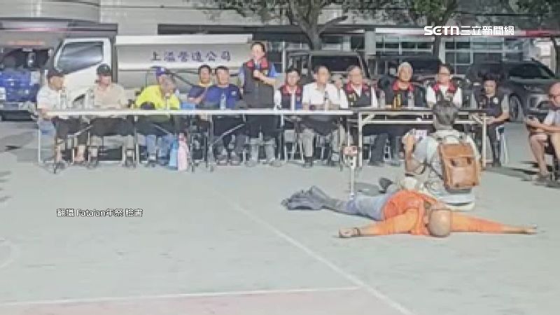 「躺平超人」躺地抗議