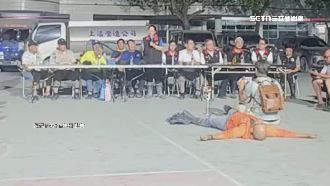 徐榛蔚說明會聽不下去！躺平超人躺地抗議