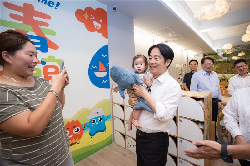 總統賴清德赴屏東視察恆春社會福利綜合館。（圖／總統府提供）