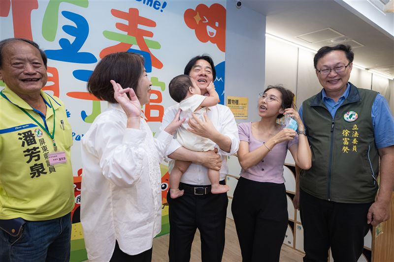 總統賴清德赴屏東視察恆春社會福利綜合館。（圖／總統府提供）