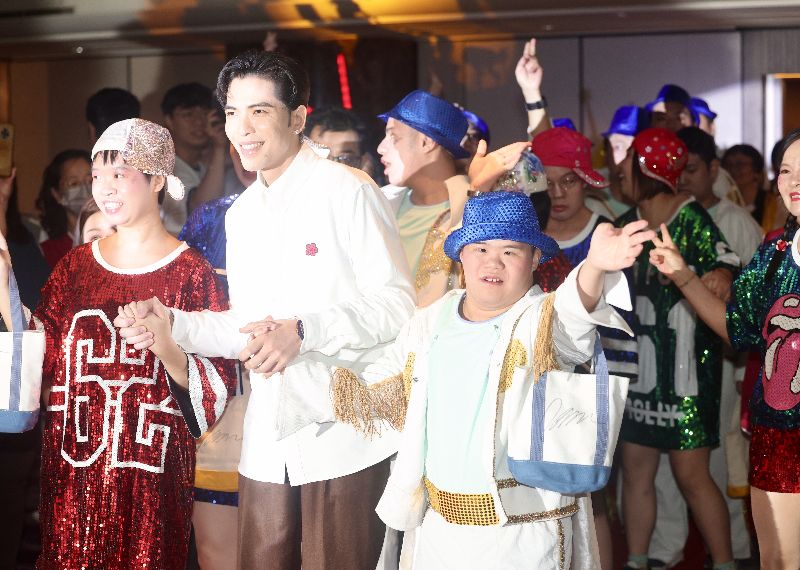 台灣遲緩兒天使樂園協會4日舉辦15週年公益活動，蕭敬騰（前中）帶著遲緩兒一起進入會場。（圖／中央社）