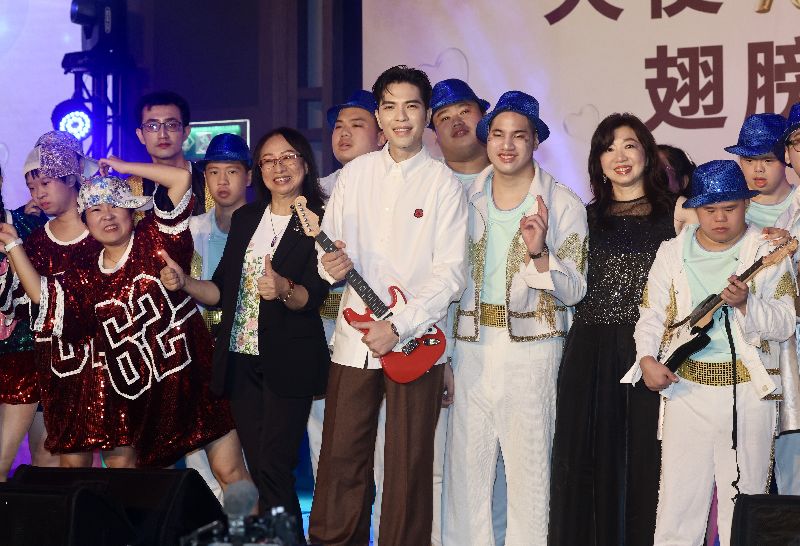 藝人蕭敬騰（前中）4日在台北出席台灣遲緩兒天使樂園協會15週年公益活動，蕭敬騰與遲緩兒、協會成員合影。（圖／中央社）