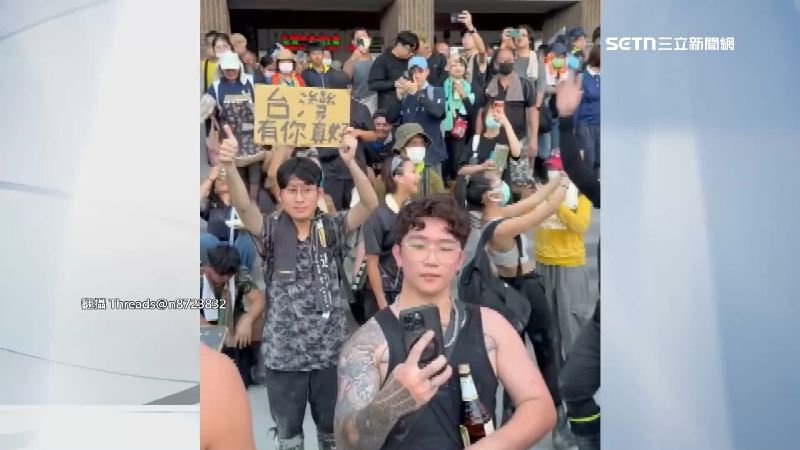 花蓮光復車站前大批鏟子超人大聲合唱「島嶼天光」