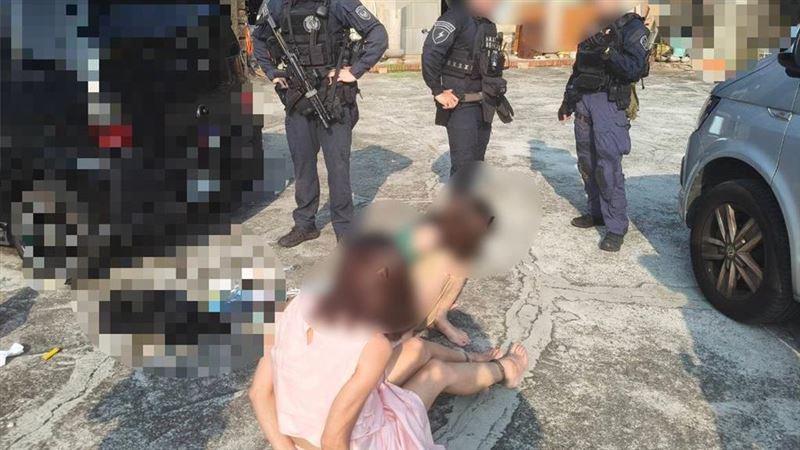 警方前往苗栗通霄鎮山區攻堅，逮捕王男等5人。（圖／翻攝畫面）
