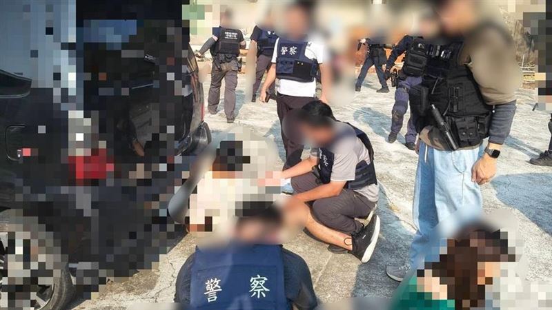 警方前往苗栗通霄鎮山區攻堅，逮捕王男等5人。（圖／翻攝畫面）