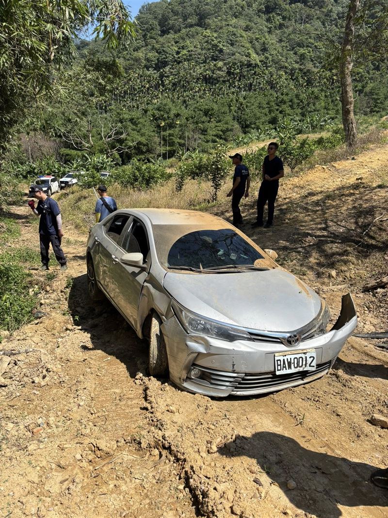 警方在仁愛鄉山區產業道路發現姜男所駕駛的車輛。（圖／翻攝自臉書神鷹山區搜救隊）