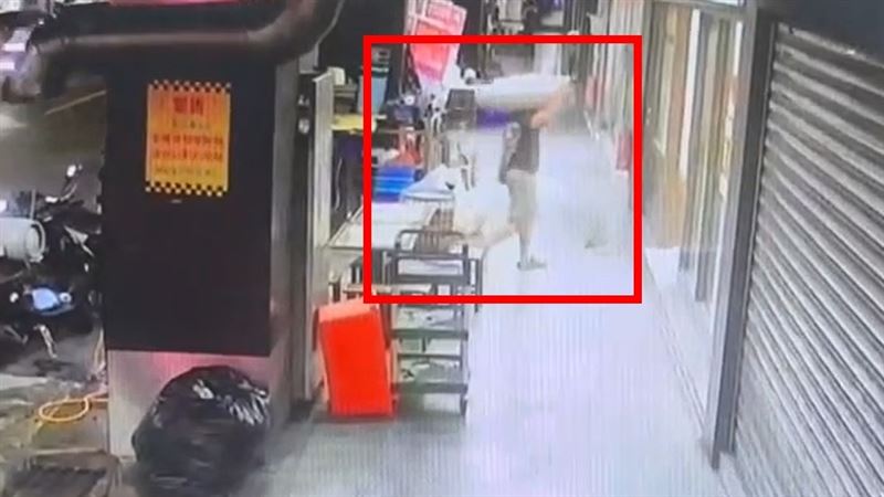 江男扛瓦斯桶進便當店。（圖／翻攝畫面）