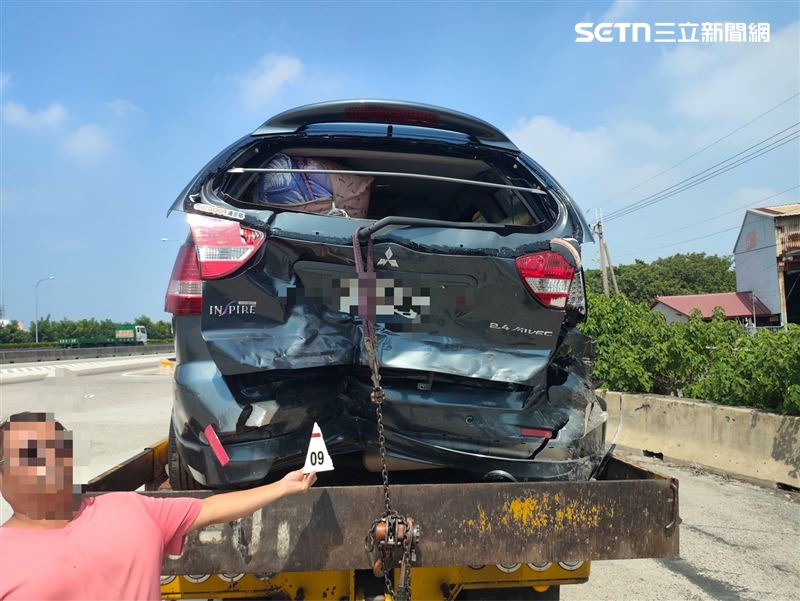 聯結車未注意車前狀況，一路推撞5車，釀13人受傷送醫。（圖／翻攝畫面）