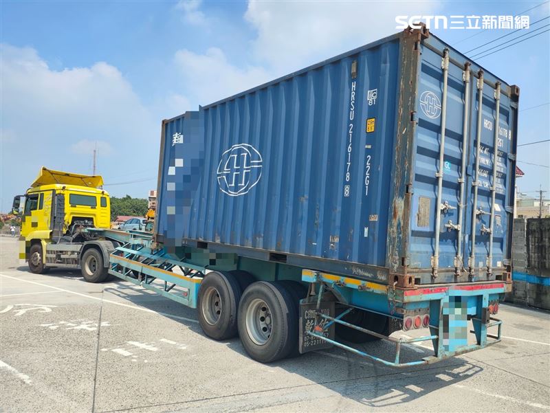 聯結車行經事故路段時，疑因未注意車前狀況，追撞前方5車。（圖／翻攝畫面）