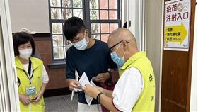 民眾10/1首日台大醫院接種流感/新冠疫苗。（圖／記者簡浩正攝影）