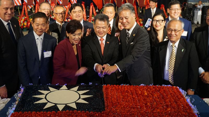 日裔聯邦眾議員高野（圖右2）稱讚台灣自由開放的社會帶來經濟繁榮。（圖／中央社）