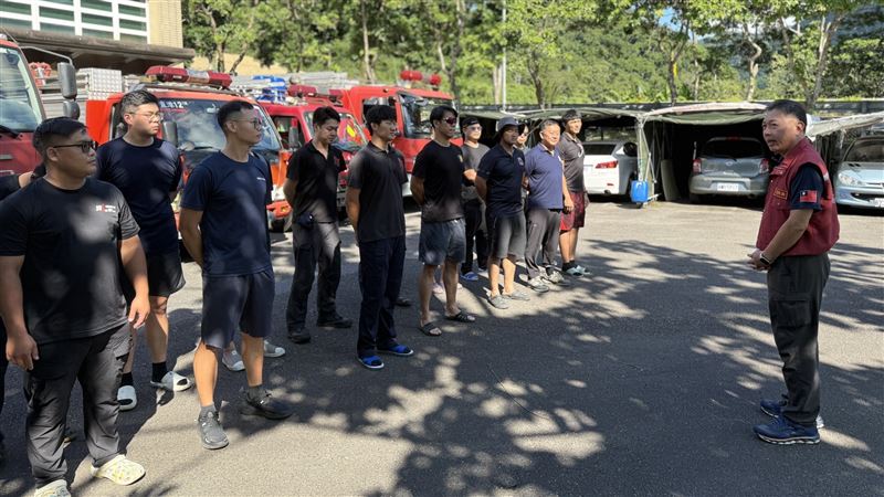 新北市消防局專門委員陳勝照提醒支援花蓮災後復原同仁注意安全。（圖／翻攝畫面）