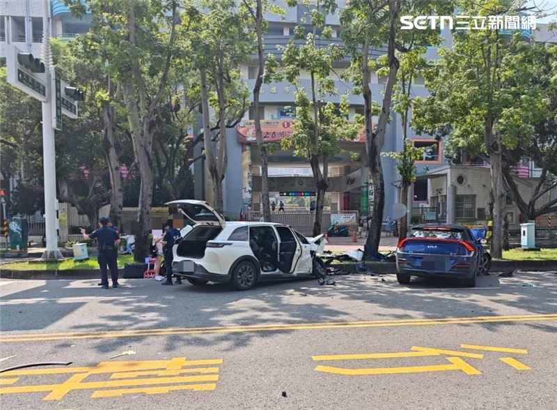 高雄苓雅區車禍，闖紅燈婦人遭休旅車攔腰撞上，倒地昏迷急送醫。（圖／翻攝畫面）