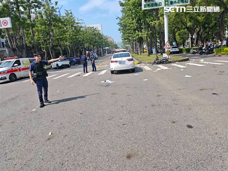 高雄苓雅區車禍，闖紅燈婦人遭休旅車攔腰撞上，倒地昏迷急送醫。（圖／翻攝畫面）