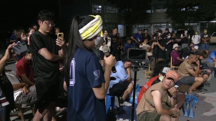 災民在光復國小的說明會上感嘆，覺得自己很像縣政府的客服，如志工搭到光復下車後，問她志工要去哪裡支援，甚至這幾天她還在調山貓、怪手等機具，「原來這是青年要做的工作」。（圖／翻攝畫面）