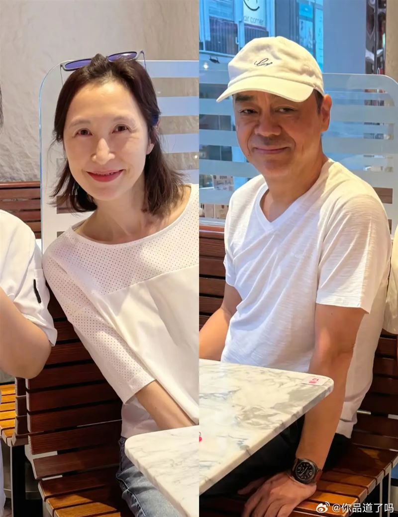 劉青雲與老婆郭藹明被粉絲捕捉到在泰國餐廳用餐。（圖／翻攝自微博）