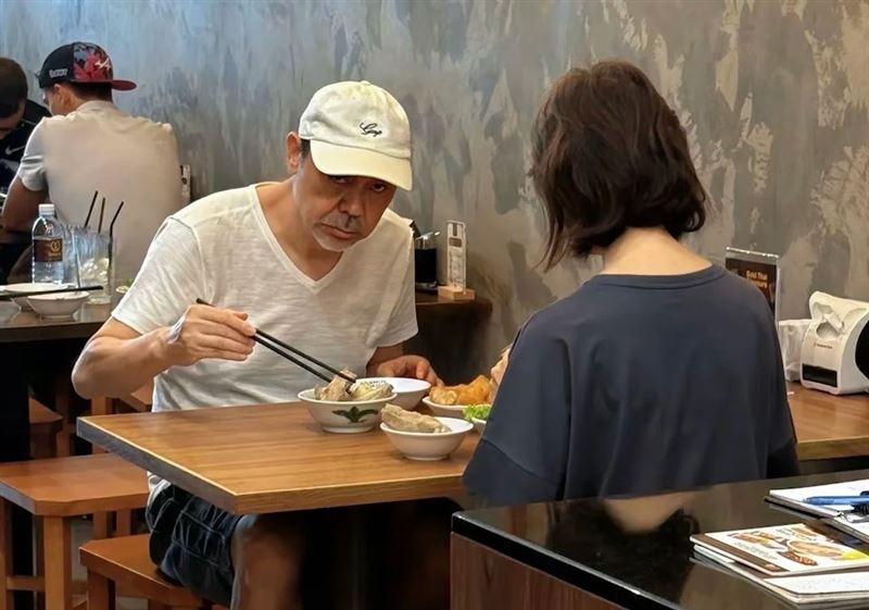 劉青雲發現有人偷拍，表情略顯嚴肅。（圖／翻攝自微博）