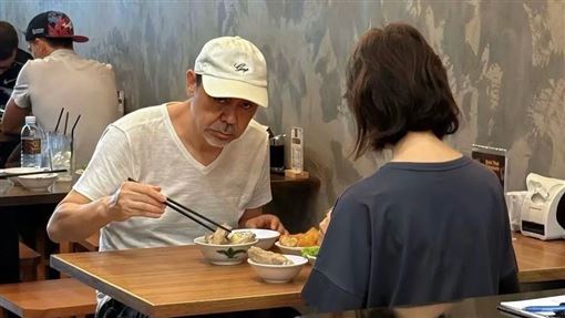 劉青雲被偷拍瞪鏡頭　58歲港姐老婆近況曝