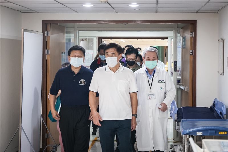 郝龍斌由傅崐萁徐榛蔚陪同，前往花蓮慈濟、門諾醫院、玉里榮總、玉里慈濟探視洪災中受傷的花蓮鄉親，並表達慰問。（圖／郝辦提供）