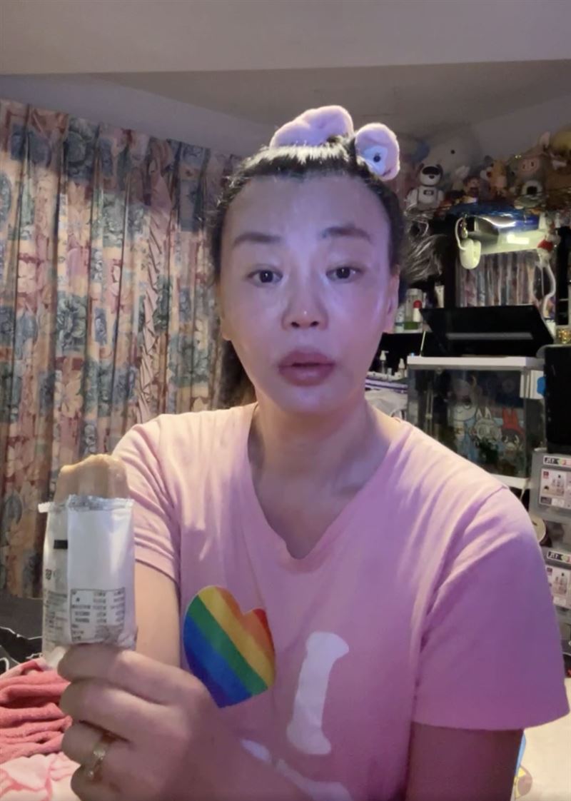 法拉利姐張婷婷在直播中表情嚴肅。（圖／翻攝自張婷婷臉書）