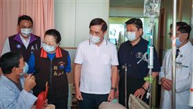 郝龍斌由傅崑萁徐榛蔚陪同，前往花蓮慈濟、門諾醫院、玉里榮總、玉里慈濟探視洪災中受傷的花蓮鄉親，並表達慰問。（圖／郝辦提供） 