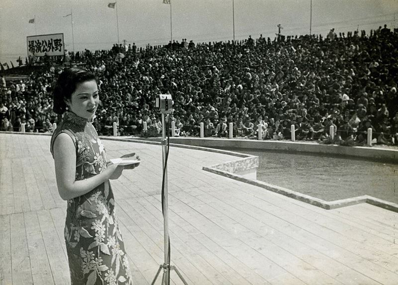 1939年，李香蘭於兵庫縣西宮市開演唱會。（圖／翻攝維基百科）