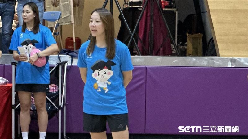 電信女籃球員、同時身為總統盃三對三代言人的徐詩涵指導小球員。（圖／記者蔡厚瑄攝影）