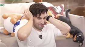 酷抱頭表示自己會哭爆。（圖／翻攝自YT 萌寵明星粗乃玩 畫面）