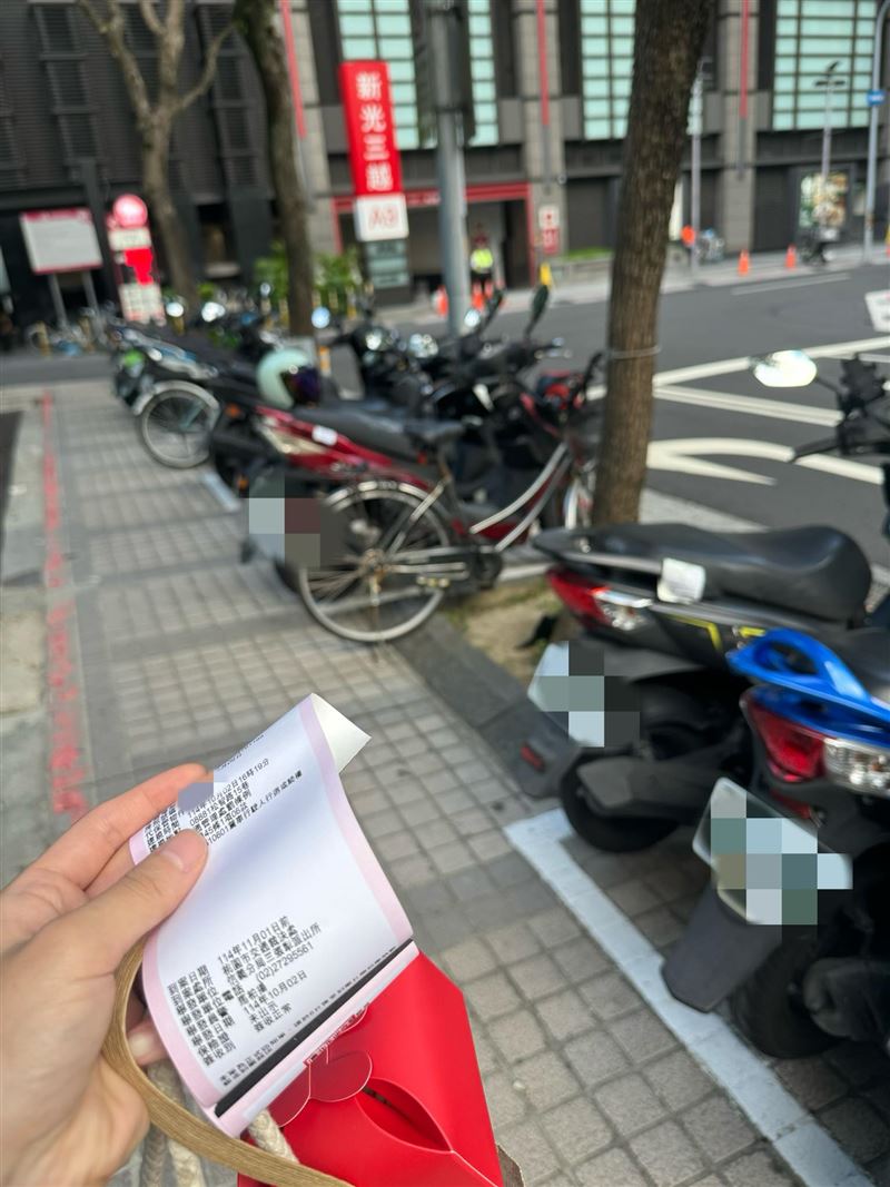 她剛停好車，突然被員警開罰。（圖／翻攝自爆料公社）