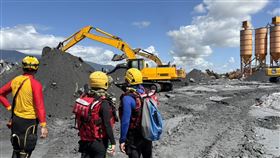 光復洪災仍有6失聯  警消擴大下游開挖淤泥花蓮馬太鞍溪堰塞湖溢流災情第11天，目前仍有6人失聯，警消、國軍針對佛祖街民宅往下游開挖淤泥無所獲。（花蓮縣消防局提供）中央社記者張祈傳真  114年10月3日