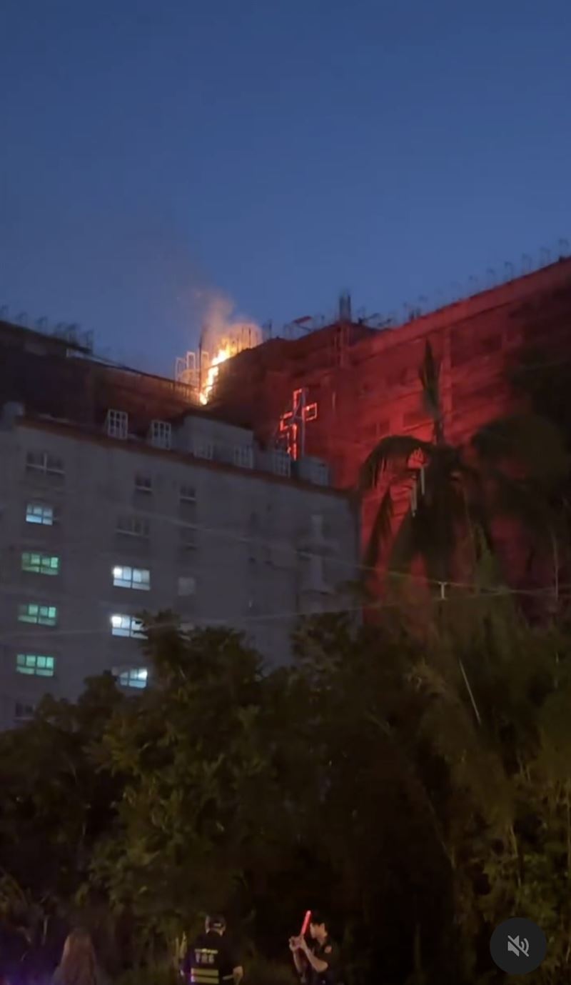 屏東基督教醫院工地火警。（圖／網友zzw_1109授權提供）