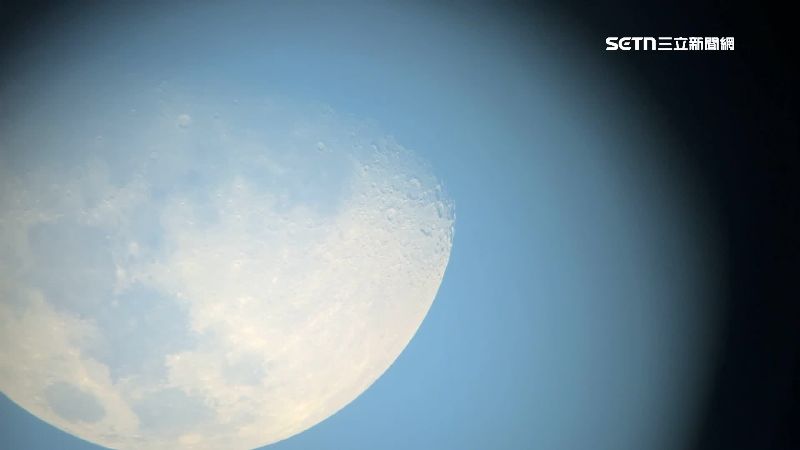 合歡山上天文望遠鏡賞月