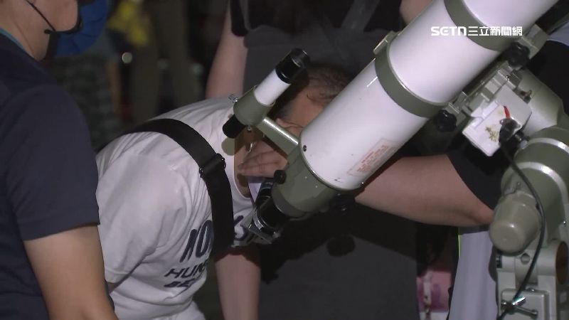 民眾可以在合歡山上用天文望遠鏡享受賞月的樂趣