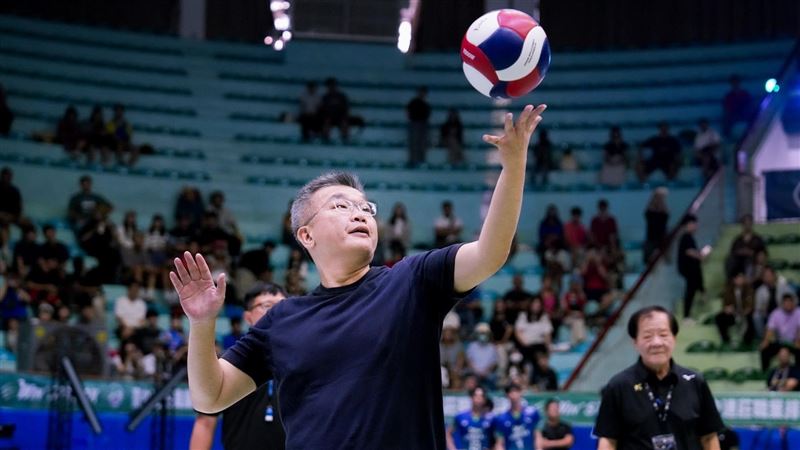 中華職棒大聯盟會長蔡其昌蒞臨現場開球。（圖／臺中連莊提供）