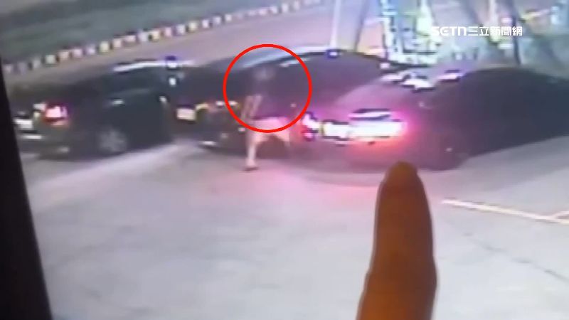 陌生男子突然衝到駕駛座將車開走
