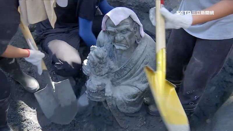 獨／18羅漢陷淤泥！鏟子超人救文物