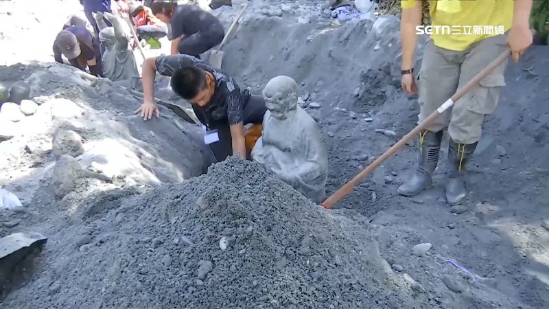 鏟子超人們幫忙鏟出羅漢