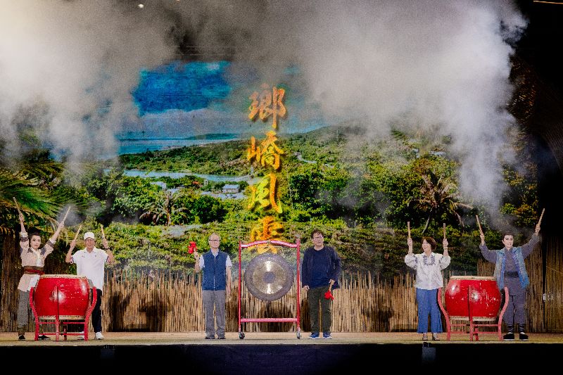 明華園戲劇總團大戲「瑯嶠風雲」4日晚間在恆春古城聯福磚窯前草皮盛大開演，包含總統府秘書長潘孟安（右3）、屏東縣長周春米（右2）、文化部長李遠（左3）等人敲鑼擊鼓熱鬧宣告開場。（圖／中央社）