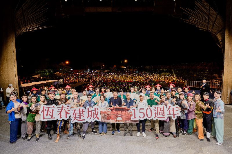 明華園總團打造恆春建城150週年紀念大戲「瑯嶠風雲」，4日晚間震撼開演，吸引3萬人到場共賞，場面相當熱絡。（圖／中央社）