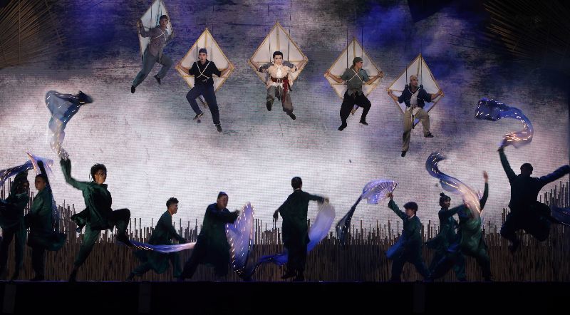 明華園史詩大戲「瑯嶠風雲」4日晚間上演，劇中安排「空降奇兵」橋段，令全場讚嘆連連。（圖／中央社）