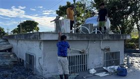 蕭語富在災區聞到屍臭撲鼻卻遍尋不著，貓王哥擲筊稱：屋下埋人。（圖／翻攝自蕭語富臉書）