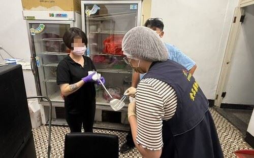 台中市食安處接獲通報後，已派員前往學校供膳餐廳及外包供應商廚房進行稽查與採檢。（圖／翻攝畫面）