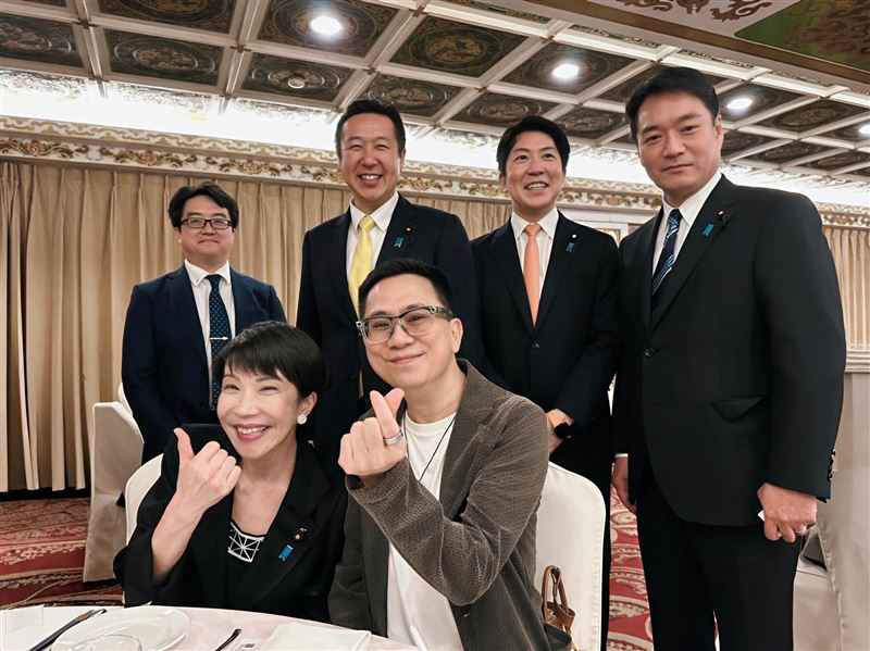 高市早苗（前排左）當選自民黨總裁，有望成為新任日本首相，486先生（前排右）也在臉書上傳了前幾個月前和她的合照。（圖／翻攝自陳昶臉書）